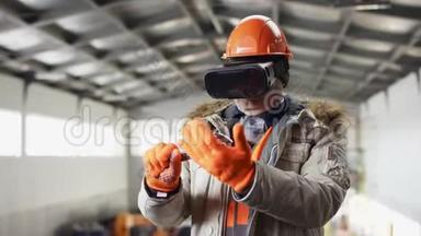 戴着安全帽、穿着工作服的人正站在机库的中间，准备一把扳手来和虚拟人一起工作